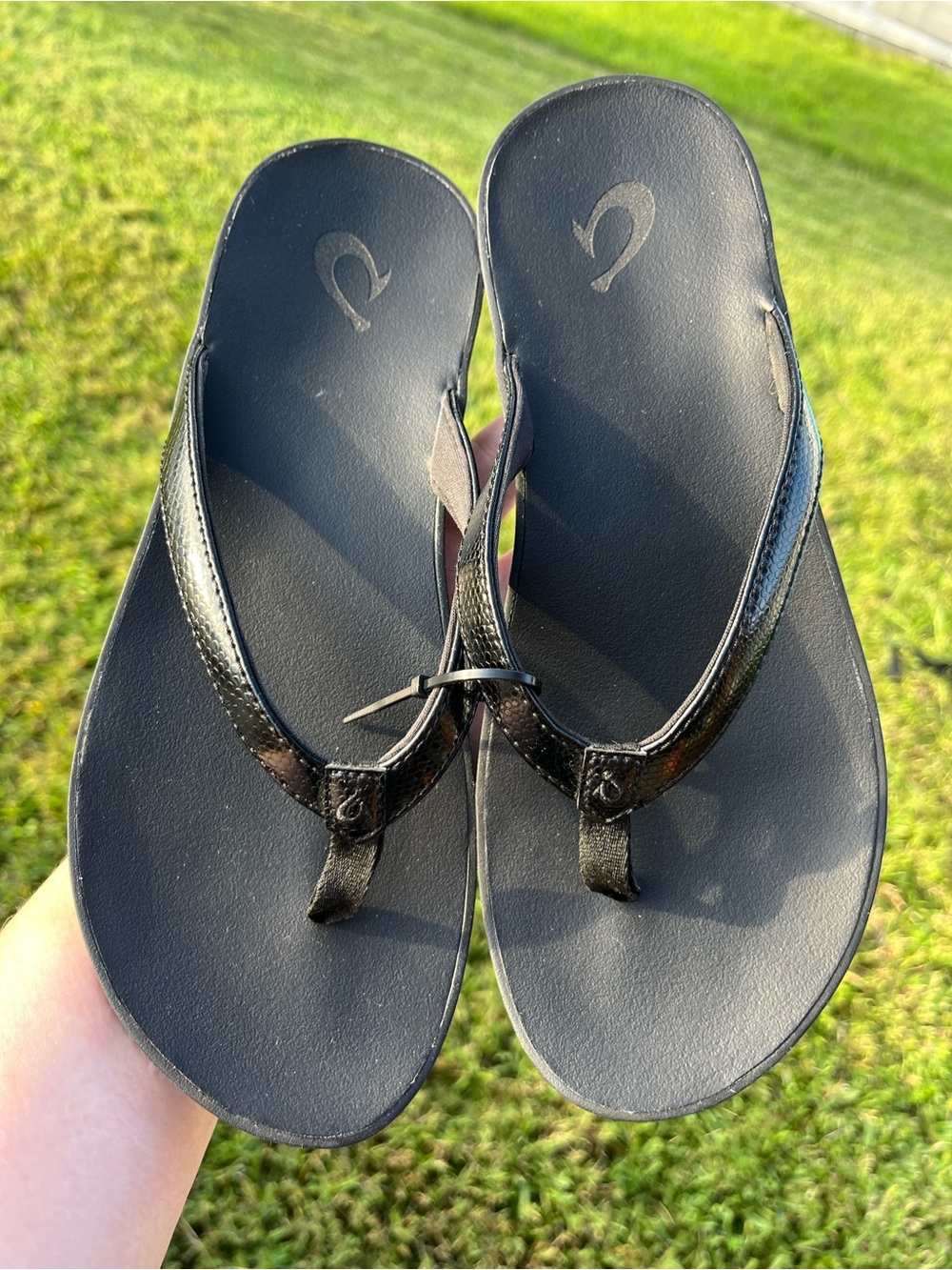NWOT Olukai Puawe Womens Black Casual Flip Flop Sandals Size 7 Retails $75